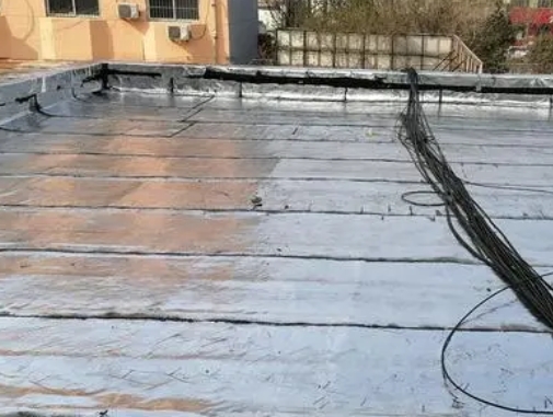 奉贤卫生间漏水维修公司分享下奉贤屋面楼顶防水刚性防水层施工要点。